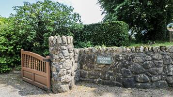 المنطقة المحيطة بالمنشأة