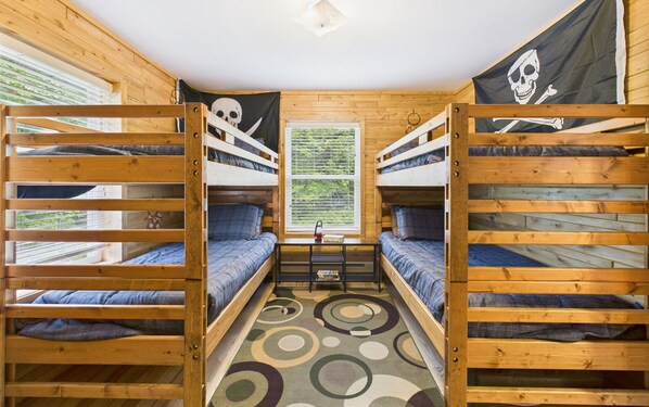 2 bedrooms, travel cot, free WiFi, bed sheets