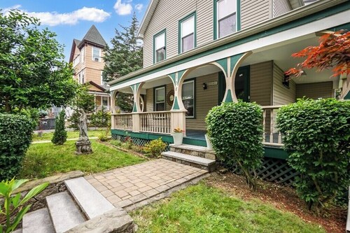 Stylish Boston Getaway Near Arboretum & T Station!