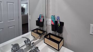 Douche, serviettes fournies, savon, papier de toilette