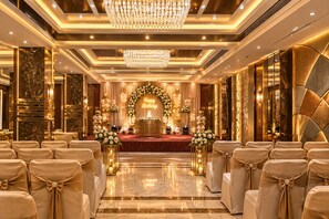 Family dining - The Narayanam Hotel (Gwalior)