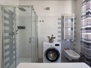 Shower, hair dryer, bidet, towels - Palazzo Galileo, your seaside home, refined and welcoming like your home (San Benedetto del Tronto)