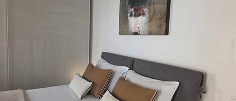 1 chambre, systĂšme dâinsonorisation, fer et planche Ă repasser, Wi-Fi