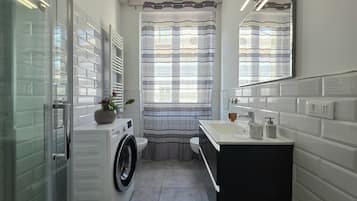 Dusch, hårtork, bidé och handdukar