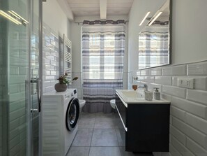 Shower, hair dryer, bidet, towels