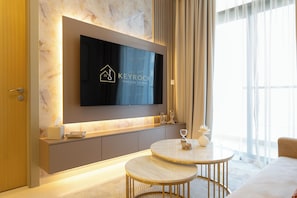 Apartamento luxo, sacada, vista para a cidade | Área de estar | Smart TV 50 cm com canais digitais