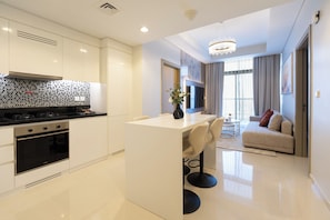 Apartamento luxo, sacada, vista para a cidade | Cozinha privada | Geladeira, micro-ondas, fogão, cooktop
