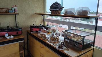 Café da manhã com buffet grátis todos os dias