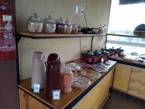Café da manhã com buffet grátis todos os dias
