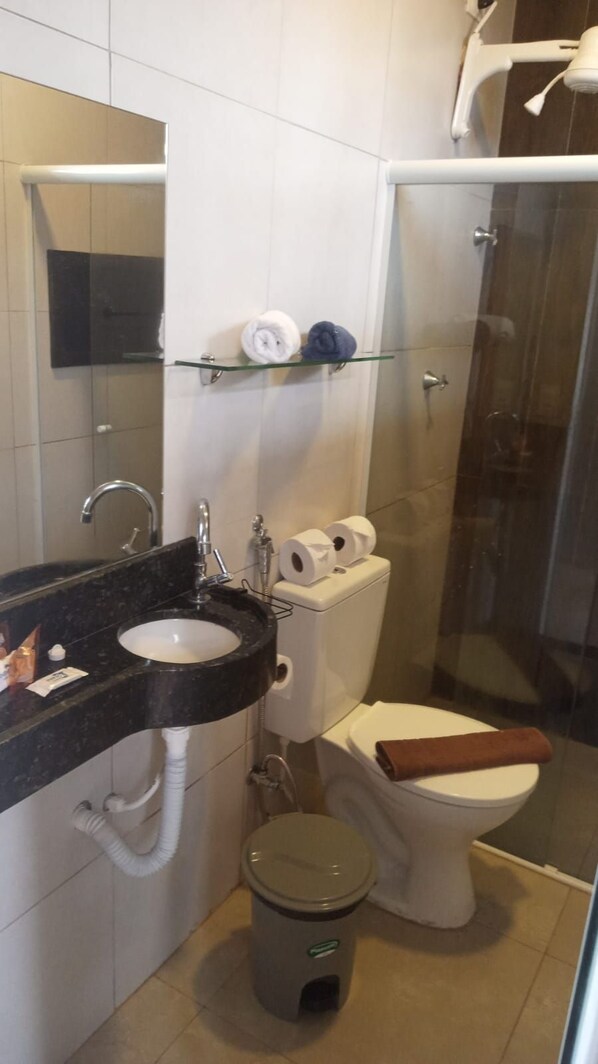 A bathroom with a sink, toilet, and shower. - Pousada Ohana (Tamandaré)