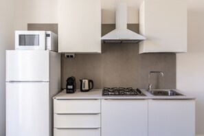 Réfrigérateur, micro-ondes, cafetière/bouilloire, bouilloire électrique