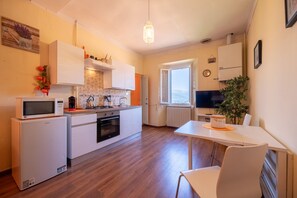 Kylskåp, mikrovågsugn, ugn och kaffe- och tebryggare