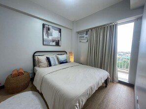 Iron/ironing board, free WiFi, bed sheets - Verdon Parc Davao City by darpm (Davao)