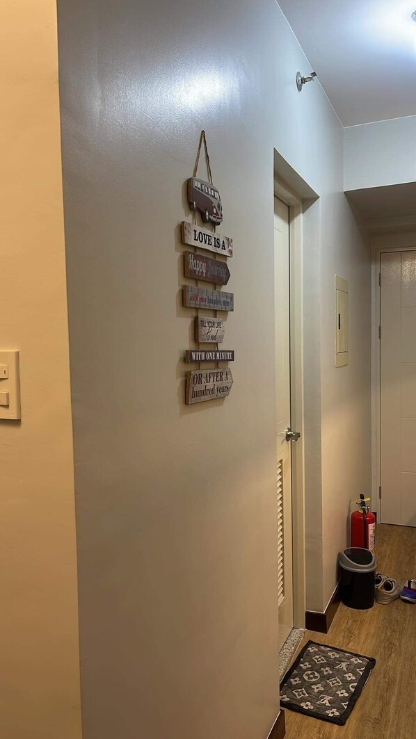Un pasillo con un cartel en la pared con frases inspiradoras.