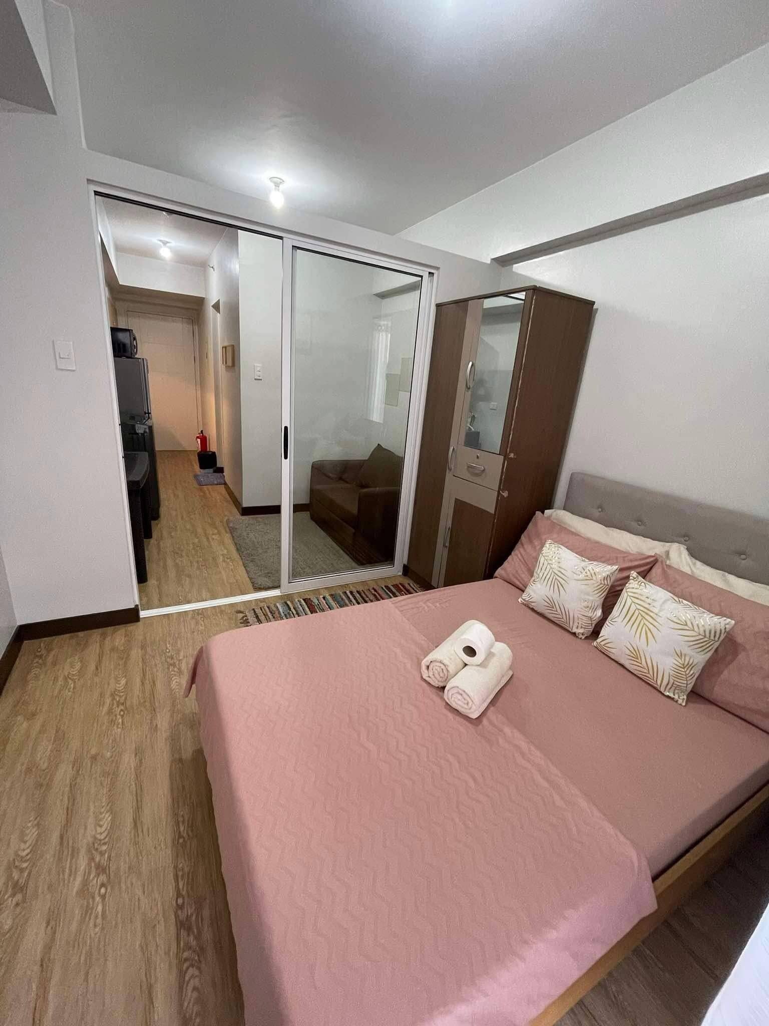 Tabla de planchar con plancha, wifi gratis y ropa de cama 