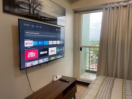 Tabla de planchar con plancha, wifi gratis y ropa de cama 