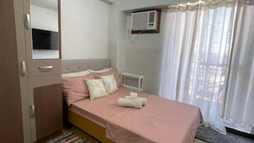 Apartamento básico, 1 habitación, balcón, vistas a la ciudad | Tabla de planchar con plancha, wifi gratis, ropa de cama