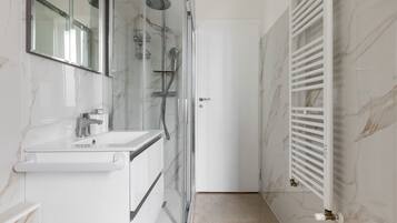 Doccia, asciugacapelli, bidet, asciugamani