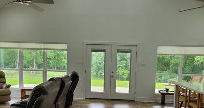 Country living in new 2bdrm/2bth farmhouse in lovely Chappell Hill with WiFi, AC