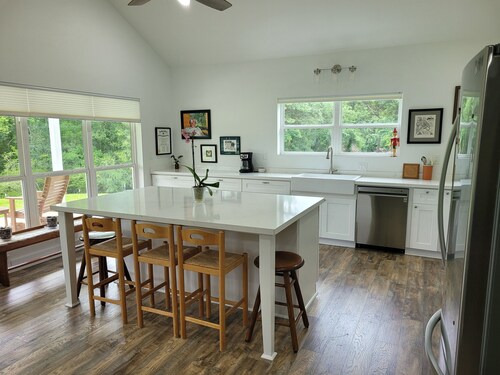 Country living in new 2bdrm/2bth farmhouse in lovely Chappell Hill with WiFi, AC