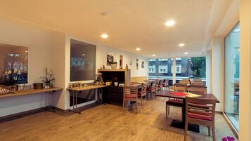 Desayuno buffet todos los días (EUR 12.00 por persona)