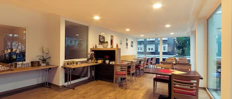 TĂ€gliches FrĂŒhstĂŒcksbuffet (12.00 EUR pro Person)