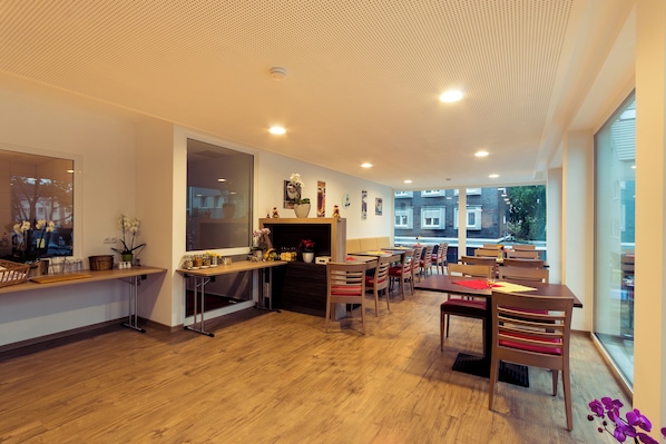 Café da manhã com buffet diário (EUR 12.00 por pessoa) 