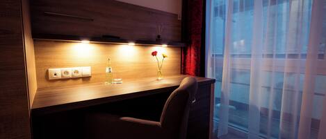 Espacio para trabajar con laptop y wifi gratis