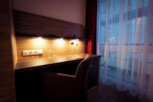 Espacio para trabajar con laptop y wifi gratis 