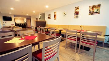 Tägliches Frühstücksbuffet (12.00 EUR pro Person)