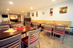 Desayuno buffet todos los días (EUR 12.00 por persona)