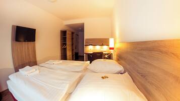 Classic-Doppelzimmer, Stadtblick | Laptopgeeigneter Arbeitsplatz, kostenloses WLAN