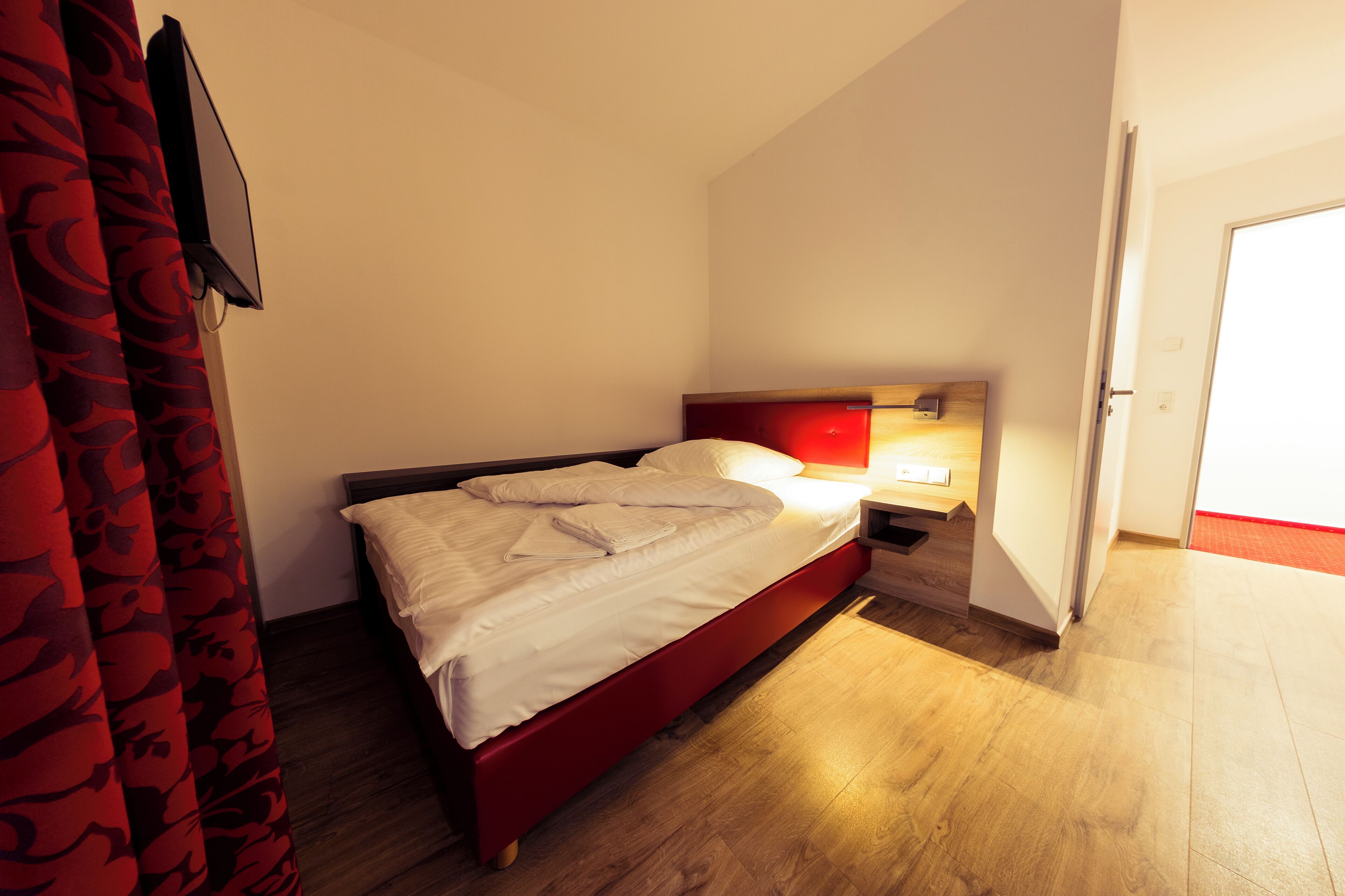 Enkeltrom – standard, byutsikt | Skrivebord for bærbar PC og wi-fi (inkludert)