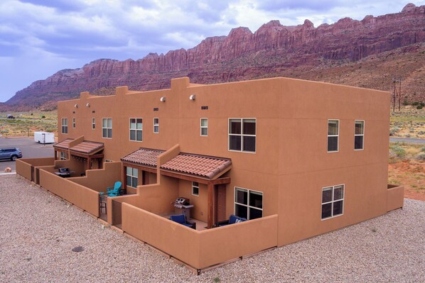 Exterior - 23A1 Two King Suites, Views, Shared Pool & Hot Tub (Moab)