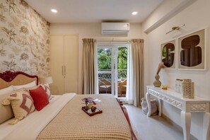 Une chambre d’hôtel avec un lit, un bureau, une fenêtre avec des rideaux et une vue sur l’extérieur.