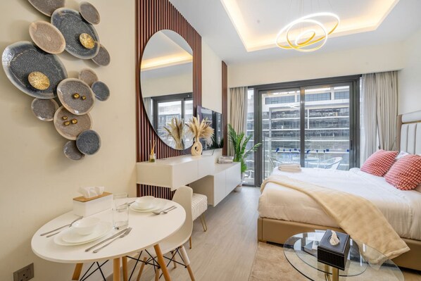 Room - Elegant Studio w Pool Gym Near Downtown Dubai (Dubai)