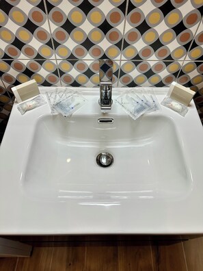 Deluxe appartement, 1 tweepersoonsbed met slaapbank, privébadkamer | Badkamer | Een douche, een haardroger, handdoeken, zeep