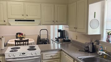 Een microgolfoven, een oven, een kookplaat, een vaatwasser