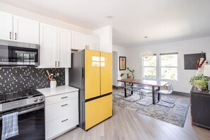 Kühlschrank, Mikrowelle, Ofen, Herdplatte