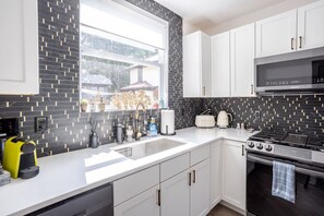 Geladeira, micro-ondas, fogão, cooktop