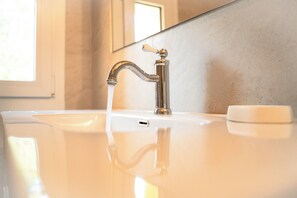 Bruser, hårtørrer, bidet, håndklæder