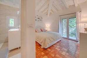 1 chambre, fer et planche à repasser, draps fournis