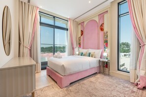 5 slaapkamers, een kluis op de kamer, een strijkplank/strijkijzer
