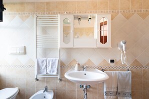 Ducha, secador de pelo y toallas