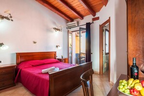 1 bedroom, WiFi, bed sheets - Room 'Girasole' with Balcony, Wi-Fi and Air Conditioning (BARISARDO sardegna)