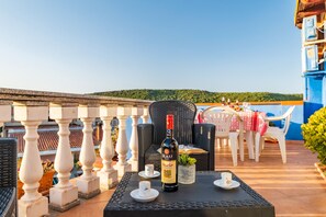Outdoor dining - Room 'Girasole' with Balcony, Wi-Fi and Air Conditioning (BARISARDO sardegna)