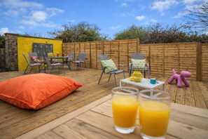 Outdoor dining - Spacious 4 bed family beach house in sought after Pett Level Beach, Dogs welcome (HASTINGS)