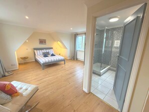 4 bedrooms, iron/ironing board, travel cot, WiFi - Spacious 4 bed family beach house in sought after Pett Level Beach, Dogs welcome (HASTINGS)