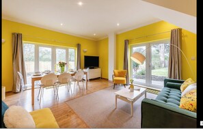 TV - Spacious 4 bed family beach house in sought after Pett Level Beach, Dogs welcome (HASTINGS)