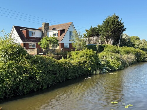 Spacious 4 bed family beach house in sought after Pett Level Beach, Dogs welcome